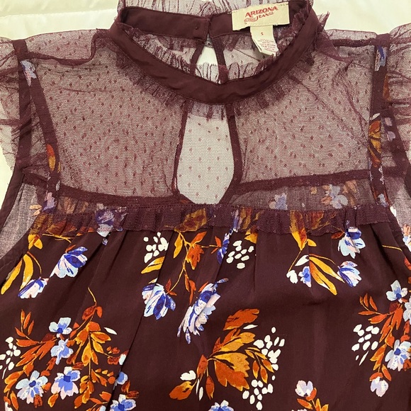 Arizona Jeans top. Size small. Button back closure. Floral burgundy color. - Picture 5 of 5